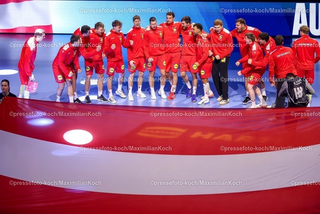 EHF19012601004 | 19.01.2026, Handball, Men's EHF EURO 2026, Österreich - Serbien, Jyske Bank Boxen in Herning, Dänemark, Preliminary Round: Das Österreichische Team steht bei der Nationalhymne Arm in Arm zusammen.  