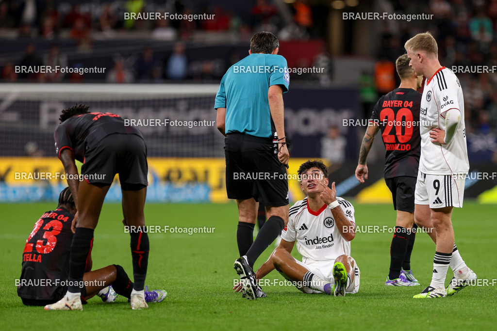 Bayer 04 Leverkusen vs Eintracht Frankfurt - Bundesliga  | Leverkusen, Deutschland, 12.09.25:   Can Yilmaz Uzun (Eintracht Frankfurt) redet mit Schiedsrichter Deniz Aytekin waehrend des Spiels der Bundesliga zwischen  Bayer 04 Leverkusen vs Eintracht Frankfurt in der BayArena(Foto von Brauer-Fotoagentur / Adrian Schlueter)