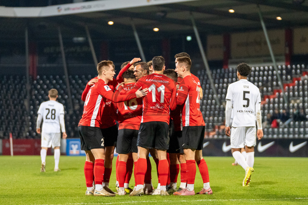 SG Sonnenhof Grossaspach vs. TSV Steinbach Haiger, Fussball, Regionalliga Suedwest, 25. Spieltag, 20.03.2026 | Kollektiver Torjubel nach dem Treffer zum 3:1 durch Fabian Eisele (SG Sonnenhof Großaspach, #23),SG Sonnenhof Grossaspach vs. TSV Steinbach Haiger, Fussball, Regionalliga Suedwest, 25. Spieltag, 20.03.2026Foto: photosbyphips/Philip Ziegler