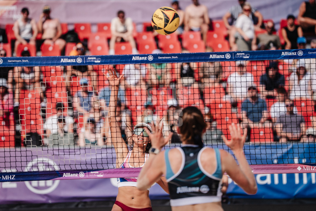 Beachvolleyball | Frauen | Allianz German Beach Tour 2025 | Tourstop Bremen | 14.06.2025 | Rika Dieckmann beim Angriff