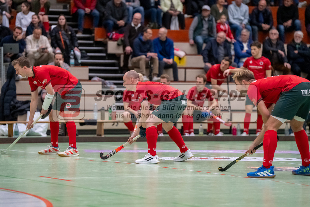 HK_20241207_109693 | 1. Bundesliga Halle Herren Crefelder HTC - Blau Weiss Köln am 7.12.2024 CHTC Glockenspitz Halle , Krefeld , Breucker Julius ( Crefelder HTC #2 ) , Jonathan Ehling ( CHTC ) , van Ehren Christian ( Crefelder HTC #16 )