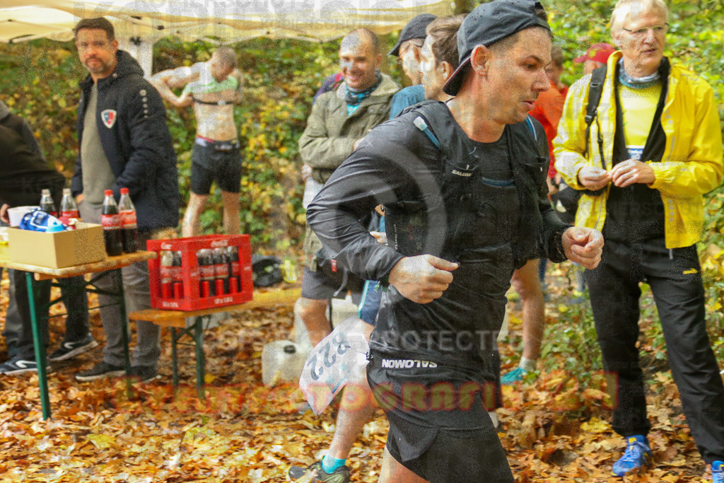 241027_0941_EX1_3350 | Sportfotografie im Rhein-Sieg Kreis, Köln, Bonn, NRW, Rheinland Pfalz, Hessen, etc. Unser Tätigkeitsfeld umfasst den Laufsport vom Volkslauf über den Marathon, Duathlon, Triathon bis zum Ultralauf wie Kölnpfad Ultra oder Schindertrail.