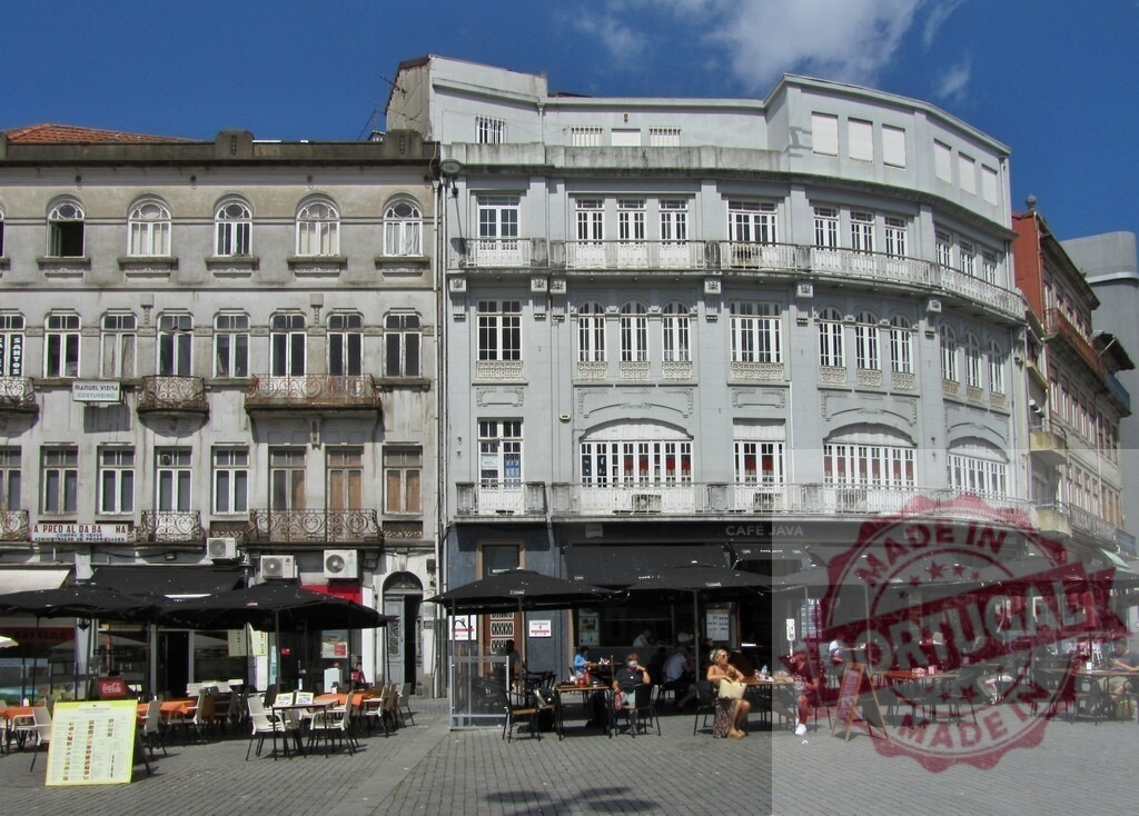 People enjoying a sunny day at Cafe Java Porto | People relaxing at outdoor cafe tables in a city square in Porto, Portugal - Realisiert mit Pictrs.com