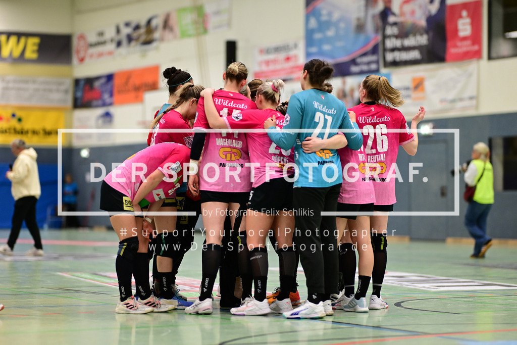 Handball I Frauen I Saison 2024-2025 I 2. HBF I 16. Spieltag I HL Buchholz 08-Rosengarten - SV Union Halle-Neustadt I 072543 | Jubel, Begeisterung, Enthusiasmus, Euphorie, Freude, Glücksgefühl, Heiterkeit bei: SV Union Halle-Neustadt Frauen - Realisiert mit Pictrs.com