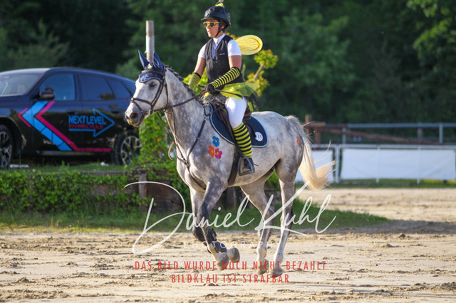 DKP45180 | Turnierfotos kaufen im Webshop von Daniel Kuhl Photography – entdecke professionelle Reitsportfotos aus Turnieren & Events. Hochwertige Turnierbilder online bestellen & sichern. Jetzt Fotos von Reitsportturnieren kaufen!