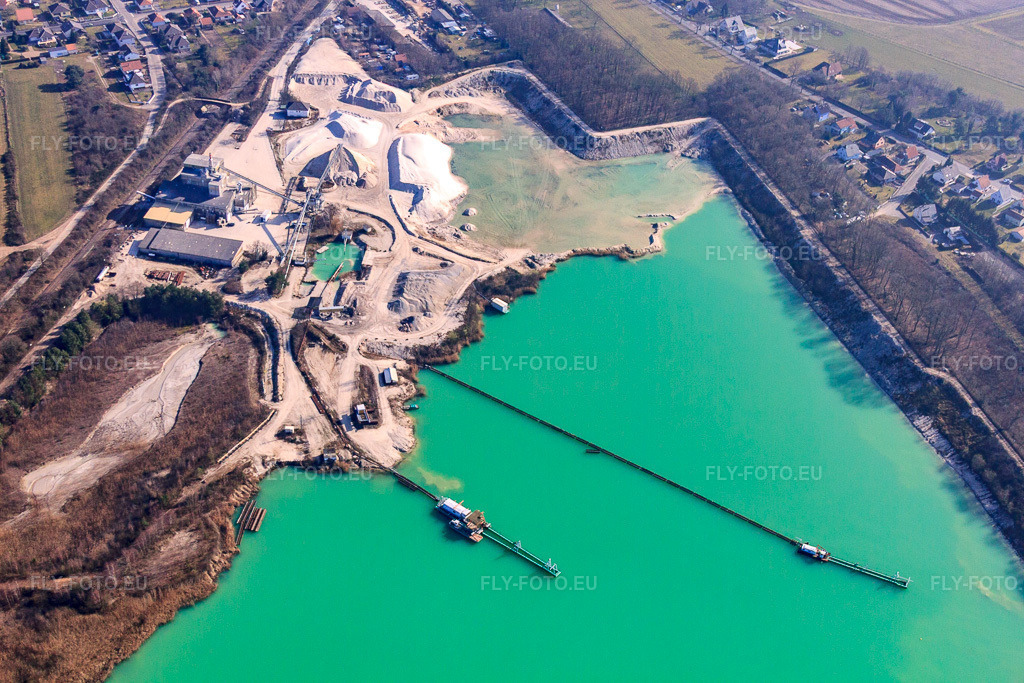 Vue aérienne: Lac de carrière verdâtre près de Quartz D Alsace à Kaltenhouse dans le département Bas Rhin, France – .Photo: IMG_62848.jpg prise le 09/03/2014 par Werner Riehm/FLY-FOTO.eu – Résolution de l'original: 4752 x 3168 px