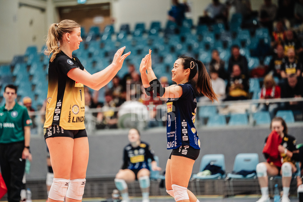Volleyball | Frauen | Saison 2025/2026 | Volleyball Bundesliga | ETV Hamburger Volksbank Volleys vs. VfB Suhl LOTTO Thüringen | 07.03.2026 | v.l. Svea Naujack (#1, VfB Suhl LOTTO Thüringen) und Xiang-Chen Lai (#20, VfB Suhl LOTTO Thüringen)
