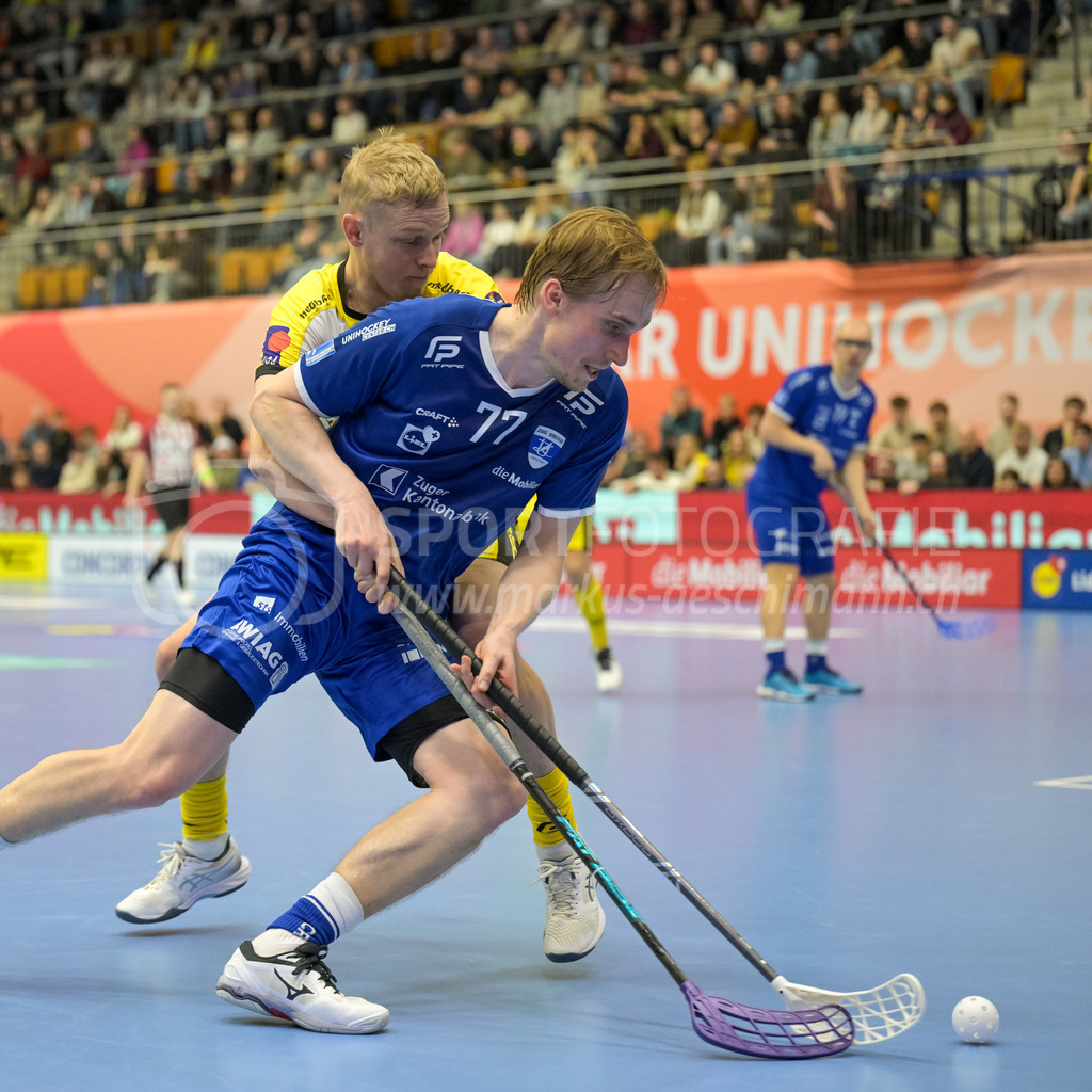 Zug United vs HC Rychenberg - 22. February 2025 | Zug United vs HC RychenbergSporthalle Wankdorf, BernMarkus Lindgjerdet (#10 HC Rychenberg Winterthur) bedrängt Sami Johansson (#77 Zug United).Bild: Sportfotografie Markus Aeschimann | www.markus-aeschimann.ch - Realisiert mit Pictrs.com