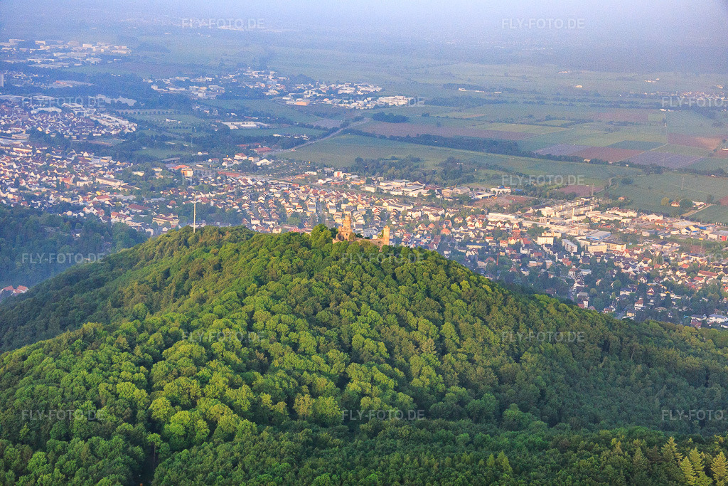 Luftbild: Schloß Auerbach von Osten im Ortsteil Auerbach in Bensheim im Bundesland Hessen in Deutschland.Foto: IMG_089171.jpg vom 25.05.2016 durch Werner Riehm/FLY-FOTO.deAuflösung des Originals: 5472 x 3648 px