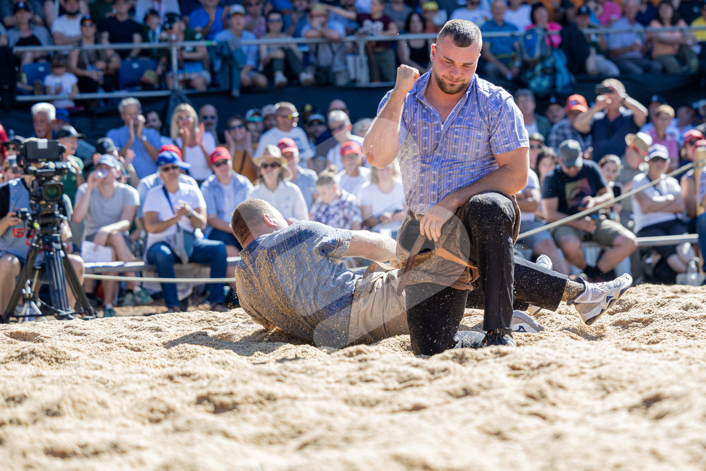 TESSINER2025_04_Gang_0868 | Die Schwinger des Schwyzer Kantonalen Schwingerverbandes: Fotos, die Dynamik und Leidenschaft festhalten, sowie emotionale Momente aus dem traditionellen Schwingsport zeigen. - Realisiert mit Pictrs.com