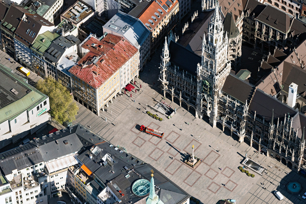 dr__0051899.jpg | MüNCHEN 23.04.2020 Platz- Ensemble Marienplatz am Rathaus während des Corona Lockdown im Innenstadt- Zentrum in München im Bundesland Bayern, Deutschland. // Ensemble space Marienplatz on Town Hall during the Corona Lockdown in the inner city center in Munich in the state Bavaria, Germany. Foto: Daniel Reiter