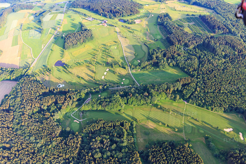 Luftbild: Golfplatz der Golfclub Mudau und Freizeitanlagen GmbH im Ortsteil Untermudau in Mudau im Bundesland Baden-Württemberg in Deutschland.Foto: IMG_107563.jpg vom 02.06.2018 durch Werner Riehm/FLY-FOTO.deAuflösung des Originals: 5472 x 3648 pxFreizeitanlage Mudau