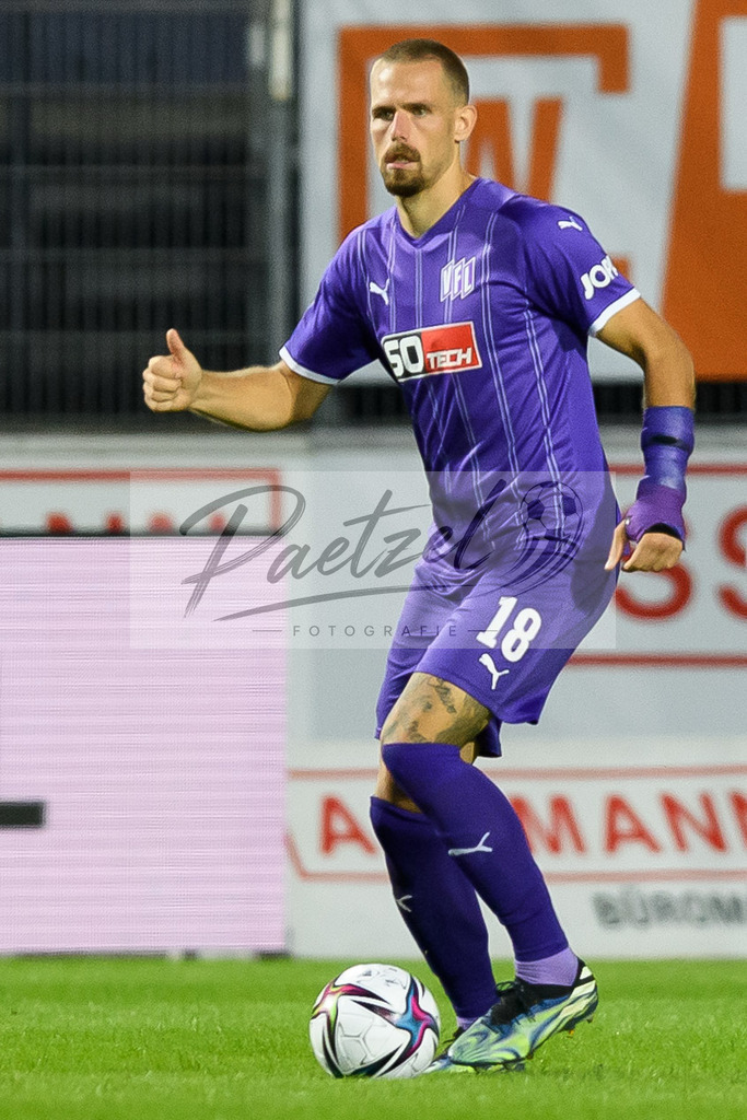 OSNVKO2021090620210906_140 | Fussball, Herren: Maurice Trapp (VfL Osnabrueck) in Aktion, am Ball, Einzelaktion beim Spiel der 3. Liga zwischen VfL Osnabrueck und FC Viktoria Koeln im Stadion an der Bremer Bruecke am 06.09.2021 in Osnabrueck, Deutschland.DFB / DFL REGULATIONS PROHIBIT ANY USE OF PHOTOGRAPHS AS IMAGE SEQUENCES AND/OR QUASI-VIDEO. - Realisiert mit Pictrs.com