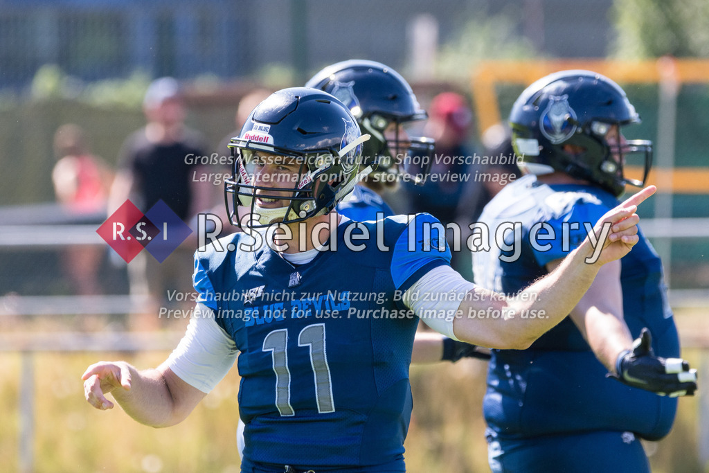 American Football, Saison 2022, Regionalliga Nord, Hamburg Blue Devils - Oldenburg Knights, Dr.-Hermann-Schnell-Sportplatz (Hamburg), 06.08.2022, 07. Gameweek | Leif Plagge (#11, Blue Devils, QB)