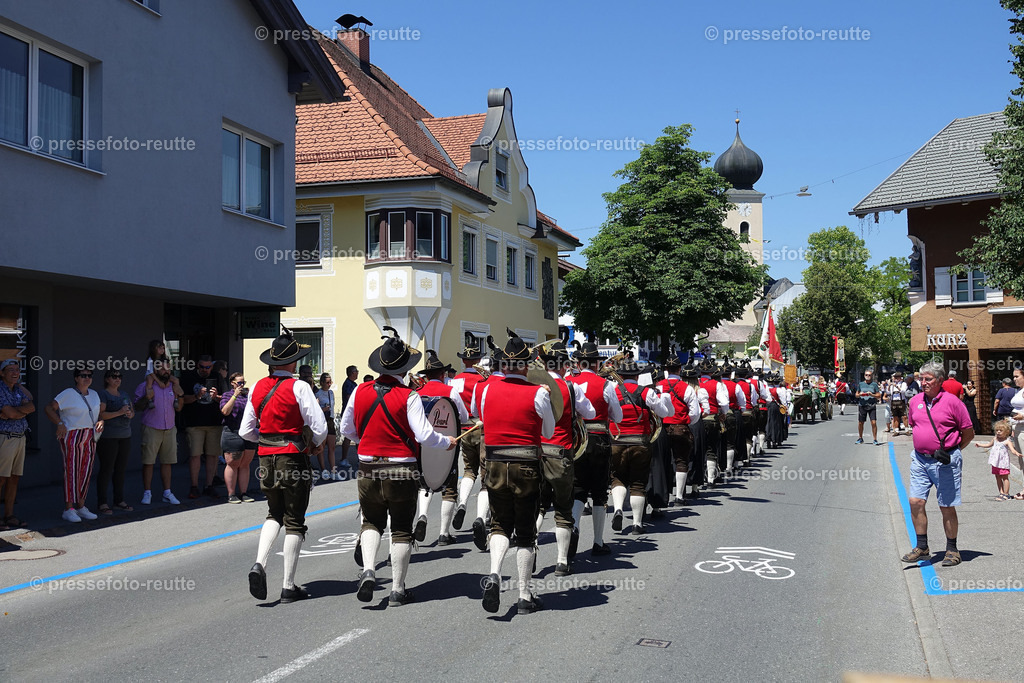 news-2022-Juli17-Musikumzug-Reutte-DSD02935-Reutte | Info aus dem Bezirk Reutte/Ausserfern Tirol sowie eine umfangreiche Bilddatenbank über die gesamte Region: Lechtal, Talkessel Reutte, Tannheimertal, Zwischentoren. Lech, Plansee, Zugspitze, Grenztunnel, B179, Fernpassstraße, Verkehr, Lawinen, Tradition, - Realisiert mit Pictrs.com