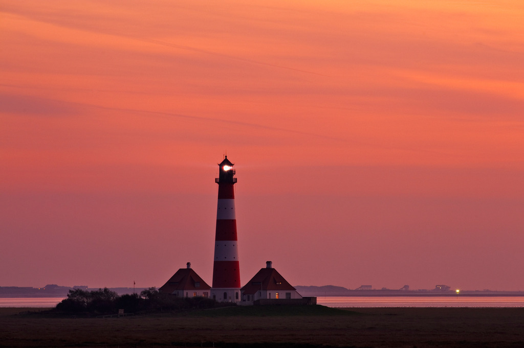 Leuchtturm Westerheversand | Europa, Deutschland, Schleswig-Holstein, Westerhever, Leuchtturm Westerheversand im Abendrot - Realisiert mit Pictrs.com