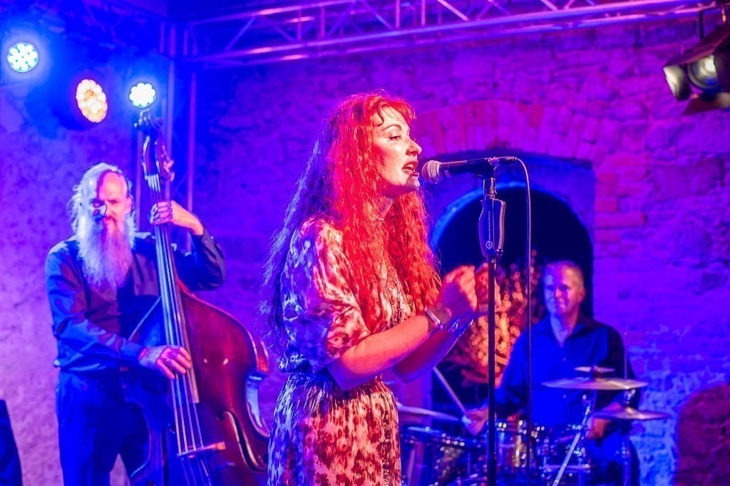 Maria Markesini Konzert | Maria Markesini meets Klazz Brothers im Forte Belvedere Leisnig zum Festival Hallo Leisnig 2022. - Realisiert mit Pictrs.com