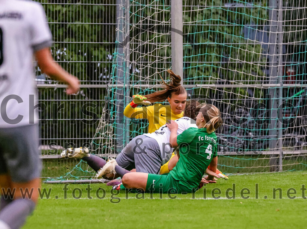 2023-10-07_087_FC_Forstern_gegen_TSV_Schwaben_Augsburg | Forstern, Deutschland, 07.10.2023:
Fußball, Frauen Bayernliga 2023 / 2024, 6. Spieltag, FC Forstern gegen TSV Schwaben Augsburg, Endergebnis: 1:6

Alea Röger (TSV Schwaben Augsburg, #11), Torfrau Lily Koch (FC Forstern, #1), Julia Ruckdeschel (FC Forstern, #4)

Foto: Christian Riedel / fotografie-riedel.net