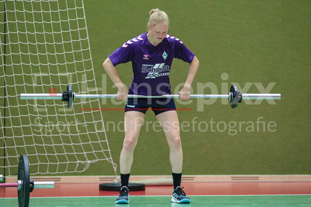 Handball, 2. Bundesliga Frauen, Training SV Werder Bremen | v.li.: Denise Engelke (SV Werder Bremen, 18) bei einer Übung, Trainingsübung