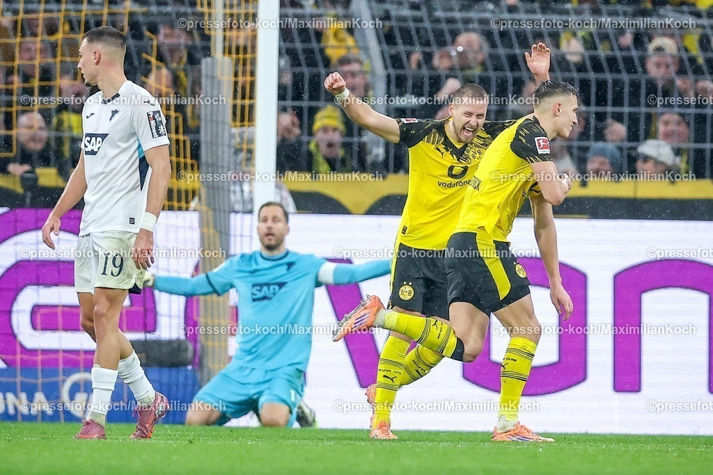 BVB07122501066 | 07.12.2025, Fußball, Borussia Dortmund - TSG 1899 Hoffenheimt, 1. Fußball Bundesliga, 13. Spieltag, Signal Iduna Park, Saison 2025 2026: Torjubel nach dem Tor zum 2:0 durch Torschütze Nico Schlotterbeck&nbsp;(BVB #04)  DFB regulations prohibit any use of photographs as image sequences and or quasi-video.
