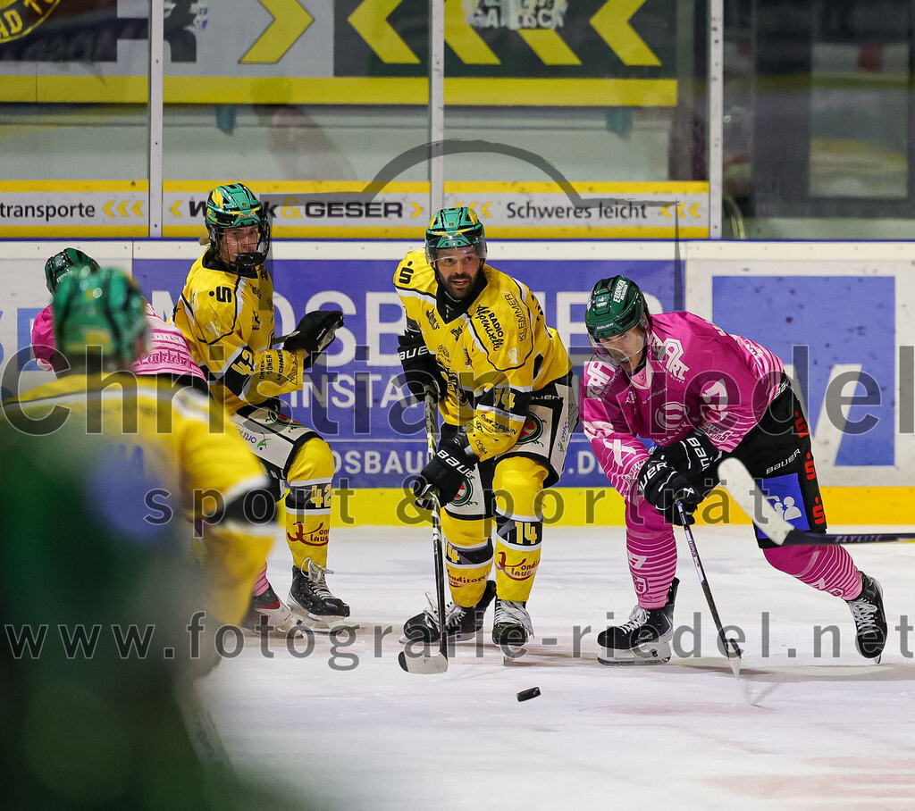 2025-10-28_127_TSV_Erding_gegen_Toelzer_Loewen | Erding, Deutschland, 28.10.2025:Eishockey, Oberliga Süd 2025 / 2026, 13. Spieltag, TSV Erding gegen Tölzer Löwen, Endergebnis: 2:5Quirin Schlager (Tölzer Löwen, #42), Christoph Fischhaber (Tölzer Löwen, #14), Mark Waldhausen (Erding Gladiators, #27)Foto: Christian Riedel / fotografie-riedel.net