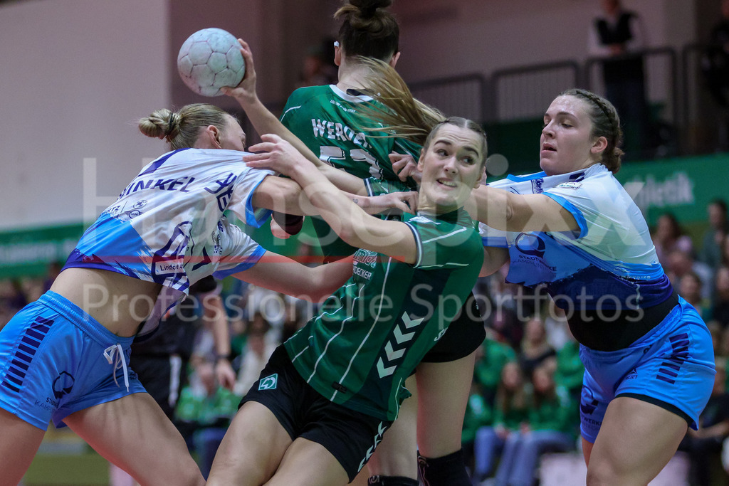 Handball, 2. Bundesliga Frauen, SV Werder Bremen - TuS Lintfort | v.li.: Yara Vlaswinkel (TuS Lintfort, 17), Luca Schumacher (SV Werder Bremen, 9) und Jana Willing (TuS Lintfort, 23) im Zweikampf, Duell, Spielszene, Aktion, Action