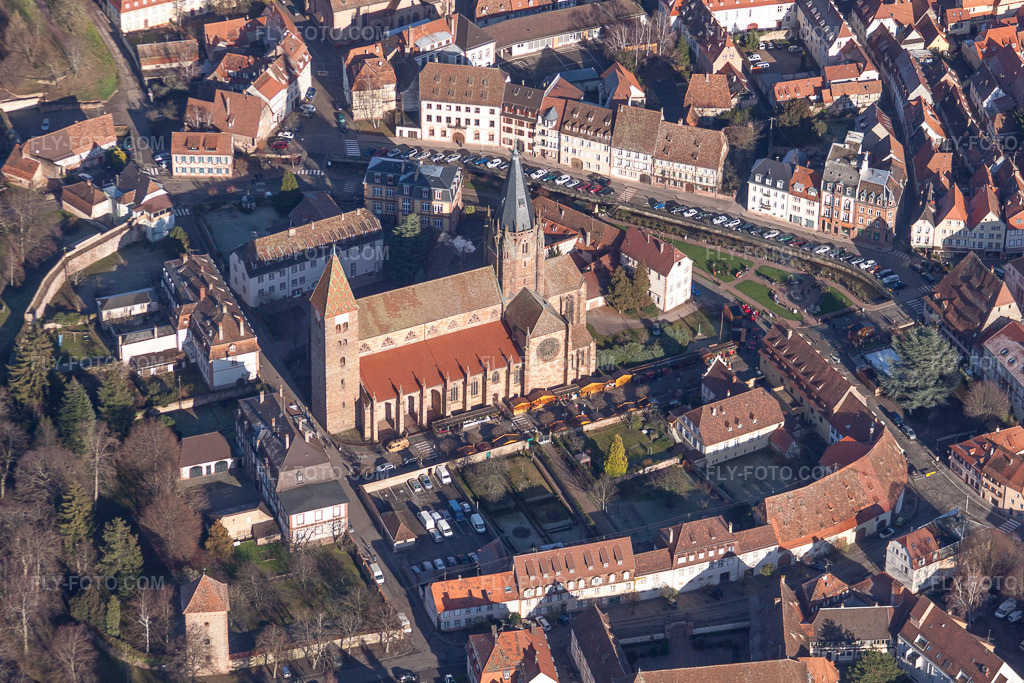 Aerial view: Saints Pierre and Paul Cathedral in Wissembourg in the state Bas-Rhin, France. – Photo: IMG_48429.jpg taken on 12/11/2011 by Werner Riehm/FLY-FOTO.com – Resolution of the original: 4268 x 2845 px