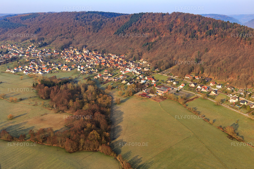 Luftbild: Ortsansicht von Nordwesten in Ernolsheim-lès-Saverne im Bundesland Bas-Rhin in Frankreich.Foto: IMG_105338.jpg vom 25.03.2018 durch Werner Riehm/FLY-FOTO.deAuflösung des Originals: 5227 x 3485 px