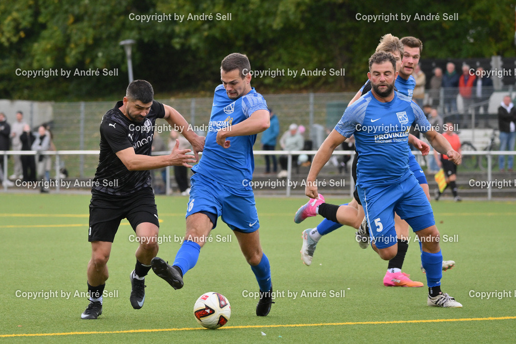 TSV Klausdorf vs SV Dörpum | Ditron Gashi (Klausdorf #7) vs Lars Peretzke  (Dörpum #5) &amp; Henrik Jessen (Dörpum #6) / Fußball-Landesliga Schleswig Männer 2026/2027 / TSV Klausdorf vs SV Dörpum / Kunstrasenplatz Klausdorf / Schwentinental / 17.10.26 - Realisiert mit Pictrs.com