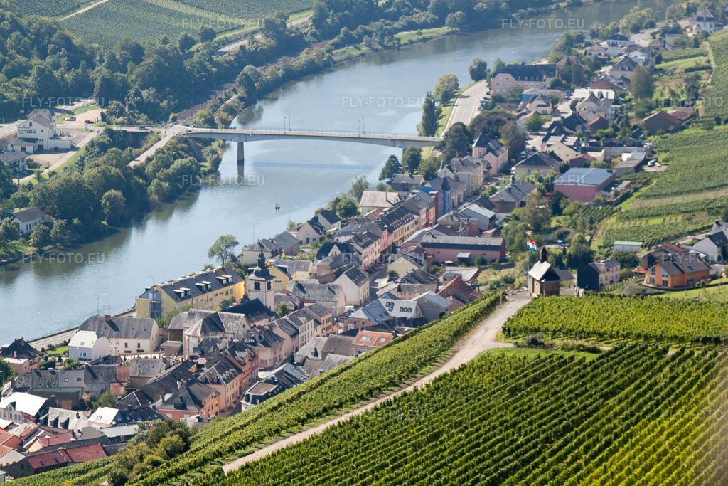 Vue aérienne: Vue de la ville à Wormeldange dans le département Greiwemacher, Luxembourg. Photo: IMG_33680.jpg prise le 11/09/2010 par Werner Riehm/FLY-FOTO.eu – Résolution de l'original: 4752 x 3168 px