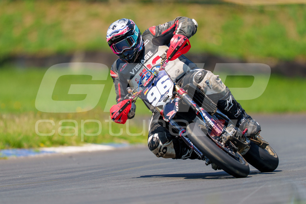 G-Cup + Supermoto Staatsmeisterschaft + Hungarian Supermoto Championship | GRIPcapture steht für authentische Sportfotografie in Österreich – für Momente, die mehr sind als Geschwindigkeit oder Ergebnis. Es geht um Emotion, Spannung, Fokus und den Augenblick, der oft nur einen Wimpernschlag dauert.Ob Motorsport, Teamsport oder 