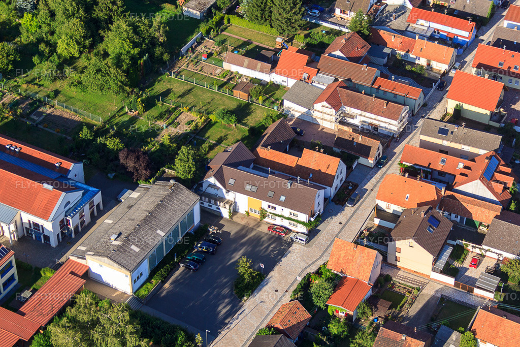 Luftbild: Raiffeisenstr in Minfeld im Bundesland Rheinland-Pfalz in Deutschland. Foto: IMG_51193.jpg vom 04.08.2012 durch Werner Riehm/FLY-FOTO.de