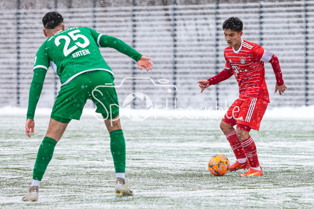 FC Bayern Amateure - VfB Eichstätt | Deniz ERTEN (VFB #25) im Duell mit Angelo BRUECKNER (FCB #2)