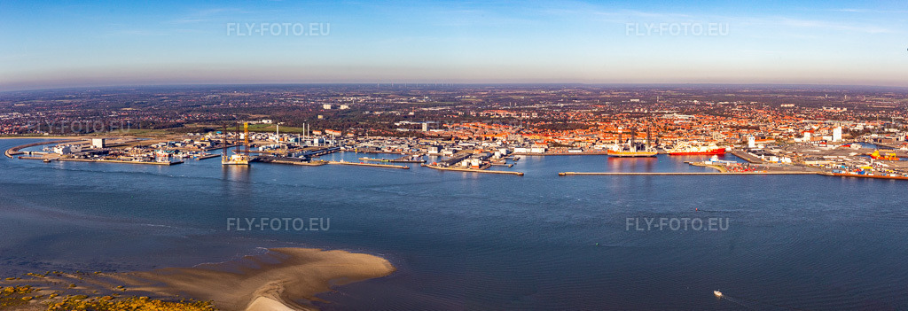 Vue aérienne: Installations portuaires sur la côte de la mer du Nord à Esbjerg dans le département Syddanmark, Danemark. Photo: IMG_118734-Pano.jpg prise le 21/09/2019 par Werner Riehm/FLY-FOTO.eu – Résolution de l'original: 9996 x 3431 px