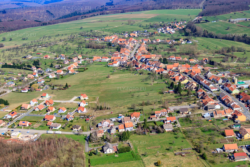 Vue aérienne: Vue de la ville depuis le sud-ouest à Weislingen dans le département Bas Rhin, France – .Photo: IMG_38490.jpg prise le 20/03/2011 par Werner Riehm/FLY-FOTO.eu – Résolution de l'original: 4752 x 3168 px