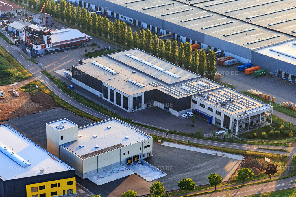 Luftbild: EMUK GmbH Werkzeugmaschinen, Cornexo GmbH Offenbach und Südpfalzwerkstatt im Interpark in Offenbach an der Queich im Bundesland Rheinland-Pfalz in Deutschland. Foto: IMG_148280.jpg vom 17.06.2025 durch Werner Riehm/FLY-FOTO.deWWW.EMUK.DE