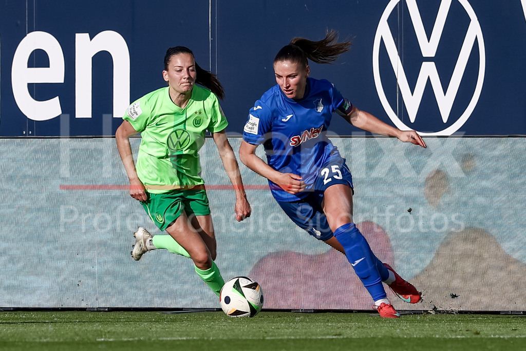 Fussball, Google Pixel Frauen-Bundesliga, VfL Wolfsburg - TSG 1899 Hoffenheim | v.li.: Joelle Wedemeyer (VfL Wolfsburg, 24) und Melissa Kössler (TSG 1899 Hoffenheim, 25) im Zweikampf, Duell, Dynamik, Aktion, Action, Spielszene, DIE DFB-RICHTLINIEN UNTERSAGEN JEGLICHE NUTZUNG VON FOTOS ALS SEQUENZBILDER UND/ODER VIDEOÄHNLICHE FOTOSTRECKEN. DFB REGULATIONS PROHIBIT ANY USE OF PHOTOGRAPHS AS IMAGE SEQUENCES AND/OR QUASI-VIDEO.