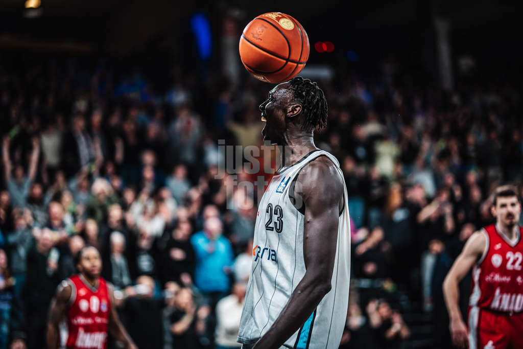 Basketball | Männer | Saison 2024/2025 | easyCredit Basketball Bundesliga | 18. Spieltag | Veolia Towers Hamburg vs. FIT/One Würzburg Baskets | 26.01.2025 | Kur Kuath (#23, Veolia Towers Hamburg) jubelt während der Ball auf seinen Kopf fällt