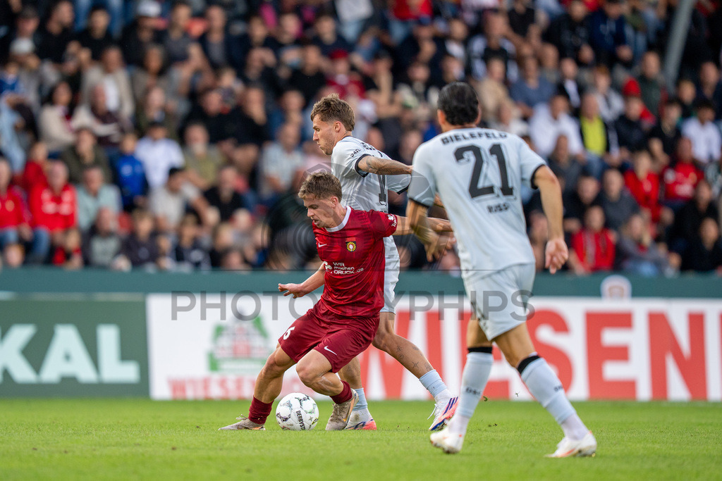 SG Sonnenhof Großaspach vs. Arminia Bielefeld, Fussball, DFB-Pokal, 1. Runde, 22.08.2026 | Christian Mistl (SG Sonnenhof Großaspach, #06),SG Sonnenhof Großaspach vs. Arminia Bielefeld, Fussball, DFB-Pokal, 1. Runde, 22.08.2026,DFB regulations prohibit any use of photographs as image sequences and/or quasi-video