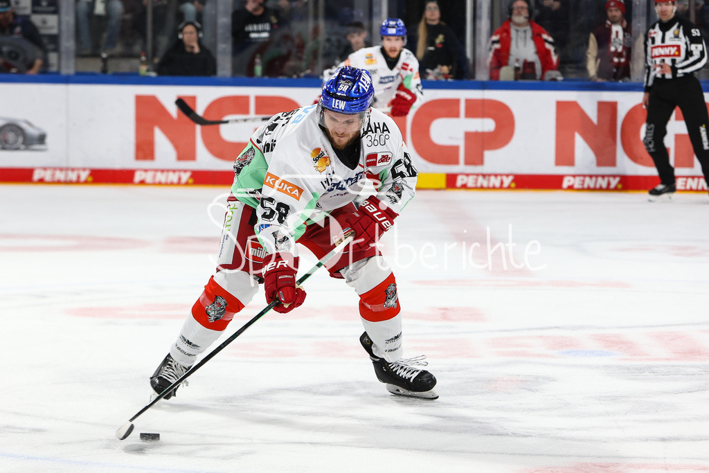 Nürnberg ICE Tigers - Augsburger Panther | Maximilian RENNER (AEV #58) am Puck / Freisteller / Einezelfoto / DEL Retro Game