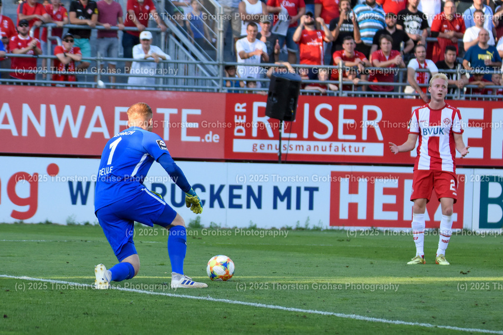 Fussball, 3. Liga, Wuerzburg Kickers vs. SG Sonnenhof Grossaspach, 30.07.2019 | Fussball, 3. Liga, Wuerzburg Kickers vs. SG Sonnenhof Grossaspach, 30.07.2019; in der Flyeralarm ARENA in Wuerzburg, (Deutschland)

Bild:  Maximilian Reule 1 (SG Sonnenhof Grossaspach), Luke Hemmerich 21 (Wuerzburger Kickers)

DFL REGULATIONS PROHIBIT ANY USE OF PHOTOGRAPHS as IMAGE SEQUENCES and/or QUASI-VIDEO. - Realisiert mit Pictrs.com