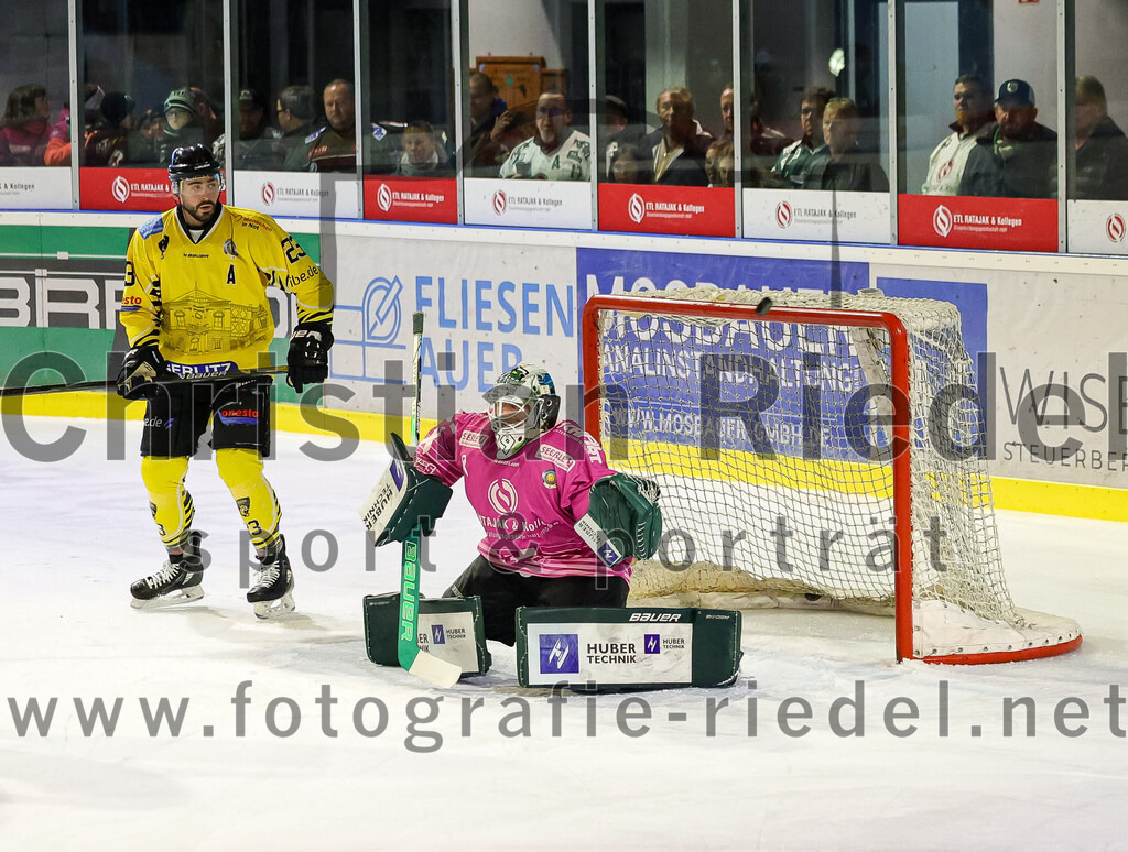 2025-10-10_093_TSV_Erding_gegen_onesto_Tigers_Bayreuth | Erding, Deutschland, 10.10.2025:Eishockey, Oberliga Süd 2025 / 2026, 7. Spieltag, TSV Erding gegen onesto Tigers Bayreuth, Endergebnis: 2:5Aiden Brown (onesto Tigers Bayreuth, #23), Torwart Leon Meder (Erding Gladiators, #39)Foto: Christian Riedel / fotografie-riedel.net