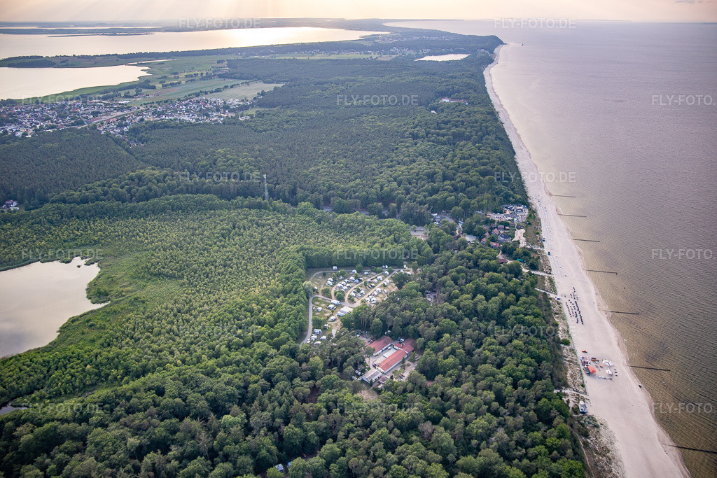 Luftbild: Strand des Ostseebad Ückeritz in Ückeritz im Bundesland Mecklenburg-Vorpommern in Deutschland. Foto: IMG_141529.jpg vom 06.06.2024 durch Werner Riehm/FLY-FOTO.de