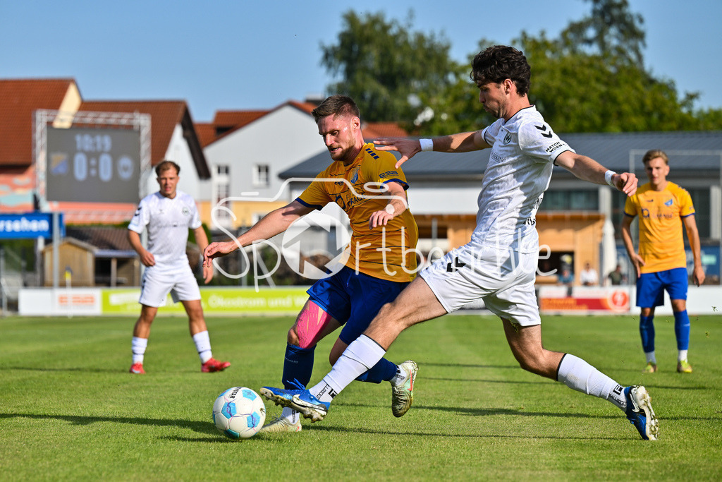 FC Pipinsried - SV Wacker Burghausen | Im Duell Mario GÖTZENDORFER (FCP #6) und Moritz BANGERTER (SV Wacker Burghausen 17) / Zweikampf / Landespokal Bayern: FC Pipinsried - SV Wacker Burghausen; Küchenstadel-Arena am 26.08.2025