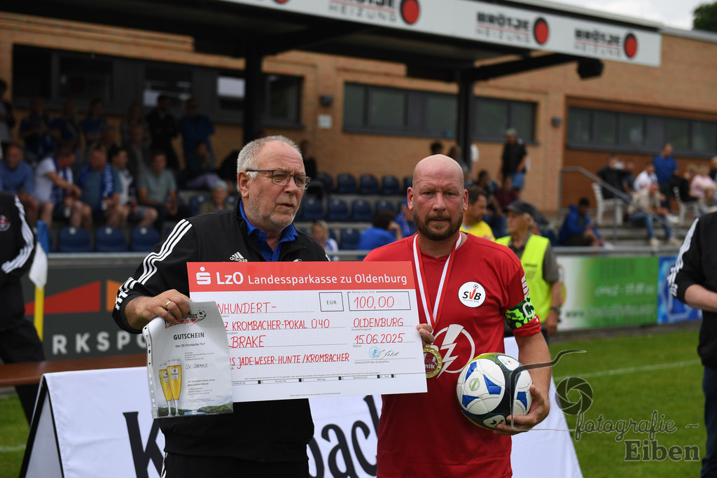 SV Brake Ü40-BW Bümmerstede (Ü40) | Kreispokal Finale Jade-Weser-Hunte Ü40; SV Brake Ü40 (rot)-BW Bümmerstede Ü40 (weiß) am 15.06.2025 in Rastede (Sportanlage Köttersweg), Photo: Philip Eiben 2025 - Realisiert mit Pictrs.com