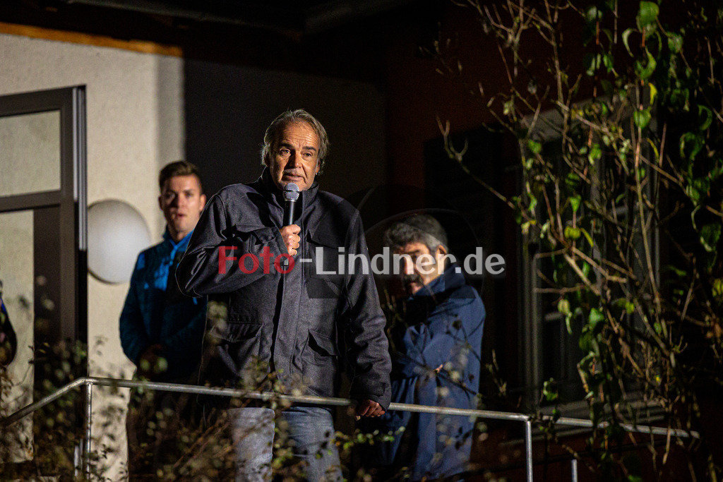 Demo für den Erhalt der Eishalle Peißenberg | Demo für den Erhalt der Eishalle Peißenberg, Demo für den Erhalt der Eishalle Peißenberg, 20241030,Stefan Rießenberger (TSV Präsident) spricht zu den Teilnehmern der Demo,2024-10-30 in Peißenberg (Moosleitenparkplatz)Stefan Rießenberger (TSV Präsident)Copyright: WolfgangxLindner 