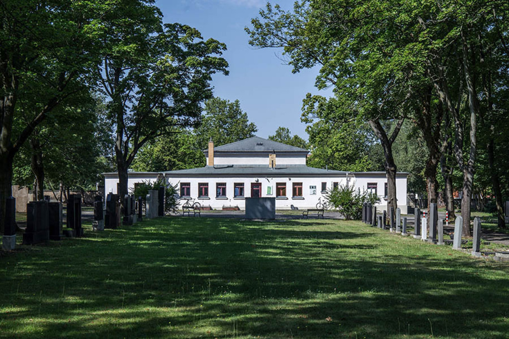 Foto: Leipzig - Neuer Israelitischer Friedhof | Das Team hinter BILDLEXIKON LEIPZIG bündelt historische wie aktuelle Informationen über die Stadt Leipzig in Text und Bild auf einer Plattform und stellt diese der interessierten Öffentlichkeit zur Verfügung.
