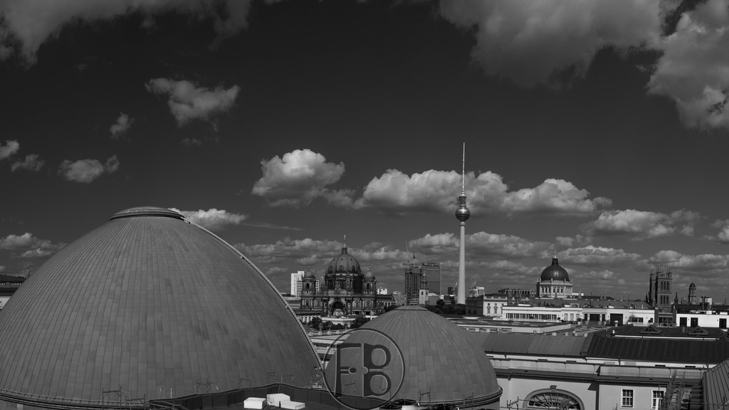 Majestic View  | Panoramablick vom Hotel de Rome Berlin, v.l.n.r. Kuppeldach Sankt Hedwigs-Kathedrale, Berliner Dom, Park Hotel, Fernsehturm, mit dem Lichtkreuz "Rache des Papstes", Berliner Stadtschloss, Alte Stadthaus  - Realisiert mit Pictrs.com