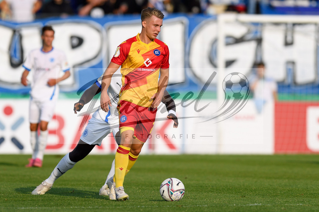LOTKSC20210809_175 | Fussball, Herren: Marco Thiede (Karlsruher SC) in Aktion, am Ball, Einzelaktion beim Spiel der 1. Runde im DFB-Pokal zwischen SF Lotte und Karlsruher SC im Stadion am Lotter Kreuz am 09.08.2021 in Lotte, Deutschland.DFB / DFL REGULATIONS PROHIBIT ANY USE OF PHOTOGRAPHS AS IMAGE SEQUENCES AND/OR QUASI-VIDEO. - Realisiert mit Pictrs.com