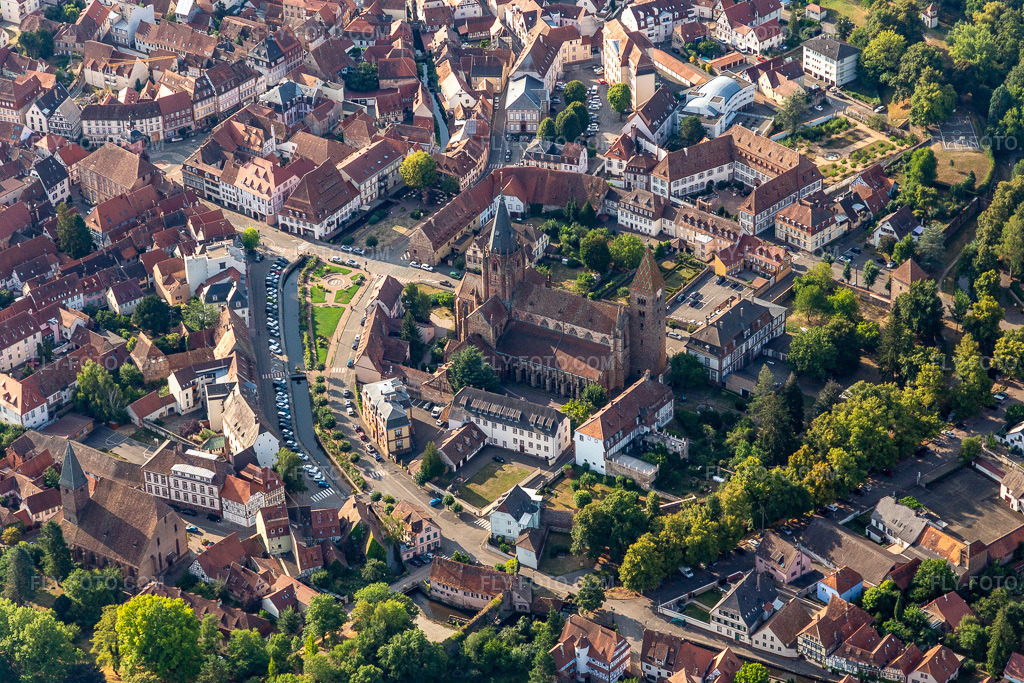 Aerial view: St. Peter and Paul Abbatiale Saint-Pierre-et-Saint-Paul in Wissembourg in the state Bas-Rhin, France. – Photo: IMG_134268.jpg taken on 08/29/2022 by Werner Riehm/FLY-FOTO.com – Resolution of the original: 5472 x 3648 px